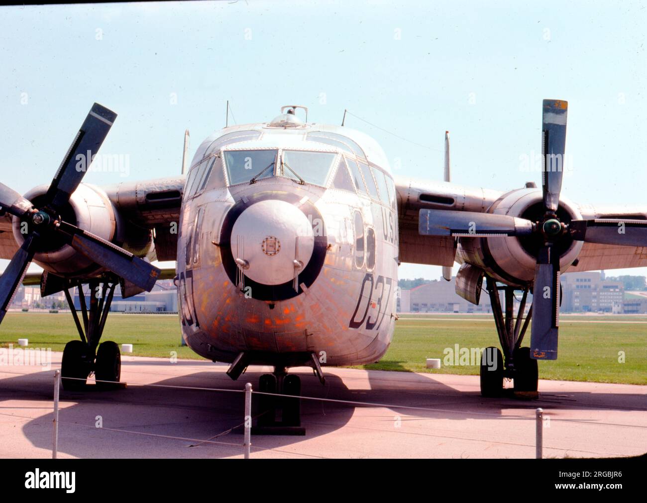 Fairchild C-119F-FA Flying Boxcar O-18037 (msn 10915, 51-8037), in Wright Field, Wright-Patterson AFB, zur Ausstellung im Air Force Museum, mit Boeing KB-50J 49-0389. Geliefert am 2. Juni 1953 an USAF AS C-119F. Wurde 456. Truppen-Carrier zugeteilt und 1958 zur Umrüstung als Bergungsflugzeug für Discoverer Reconnaissance Satellitenfilm-Rückgabekapseln nach Fairchild zurückgeschickt. Die weltweit erste Rückgewinnung einer Kapsel aus einem Satelliten in der Luft wurde von diesem Flugzeug am 19. August 1960 durchgeführt, als die Kapsel vom Discoverer XIV in 8.000 Fuß Höhe, 360 Meilen südwestlich, gefunden wurde Stockfoto