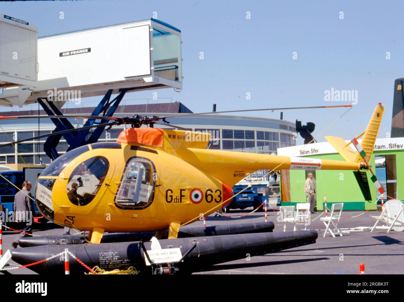 Guarda di Finanza - Breda Nardi-Hughes NH-500MC MM80965 / GdiF-63 (msn 0235M), auf der Paris Airshow, die am 7. Juni 1975 am Flughafen Le Bourget stattfand. (Guarda di Finanza - italienische Zoll-/Grenzpolizei) Stockfoto