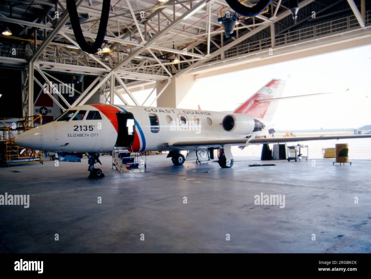 United States Coast Guard - Dassault-Breguet HU-25A Guardian 2135 (msn 459), an der Elizabeth City Coast Guard Air Station, New Jersey. Stockfoto