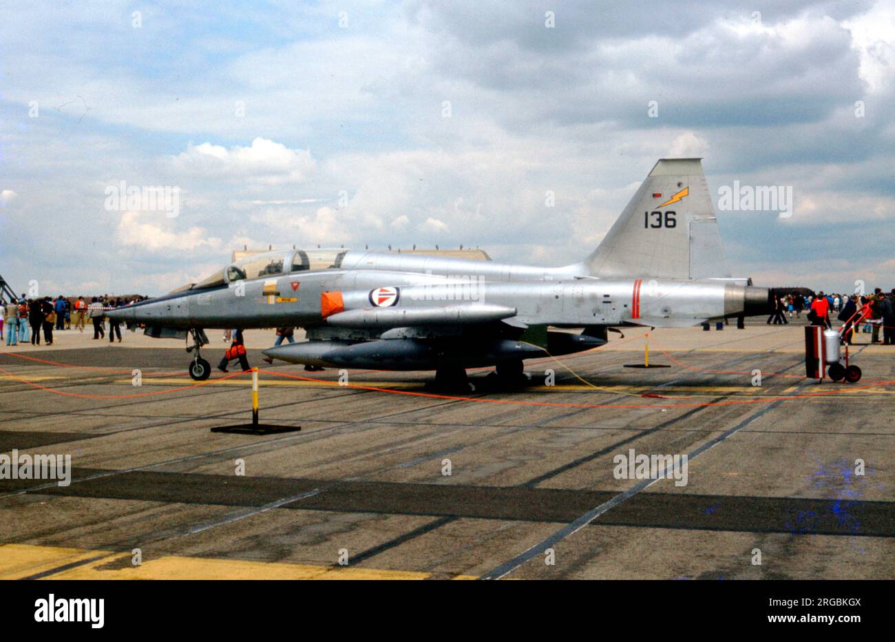 Luftforsvaret - Canadair NF-5B Freedom Fighter 136 (msn N.9014) vom 338 SKV, RAF Upper Heyford am 18. Juli 1981. (Luftforsvaret - Royal Norwegian Air Force). Stockfoto