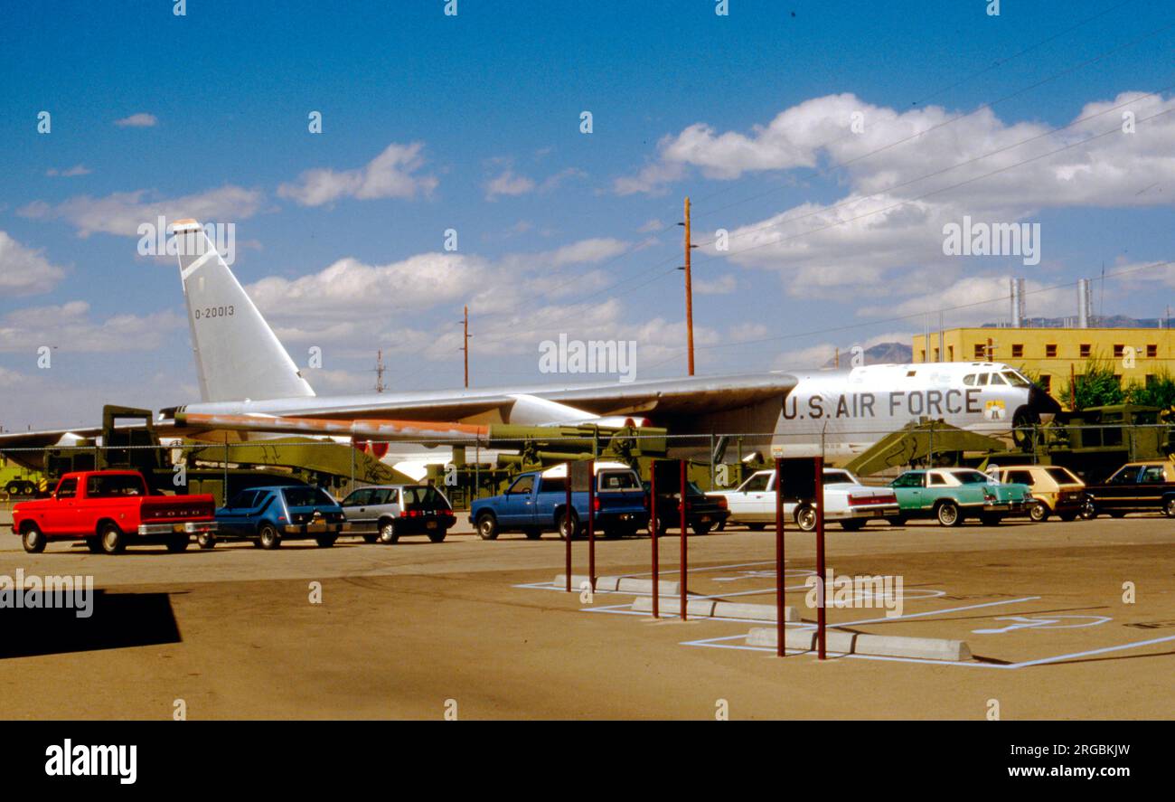 Boeing RB-52B-10-BO Stratofortress 52-0013 (msn 16503), im National Atomic Museum, Kirtland AFB, New Mexico. (52-0013 wurde von der 4925. Test Group, Kirtland AFB, NM, während der â€˜Operation Redwingâ€™ Atomtests in Bikini Atoll im Mai-Juli 1956 betrieben. Am 16. Mai 1956 wurde eine Mk.15 â˜Zombieâ€™-Atomwaffe [Codename Cherokee] auf der Insel Namu abgeworfen). Stockfoto