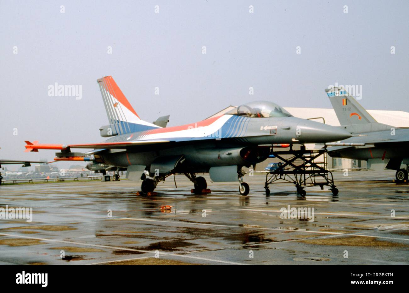 Koninklijke Luchtmacht - General Dynamics F-16A Fighting Falcon J-251 (msn 6D-40) of 313 Squadron, auf der RAF Fairford im Juli 1994 für die Royal International Air Tattoo. (Koninklijke Luchtmacht - Royal Netherlands Air Force). Stockfoto