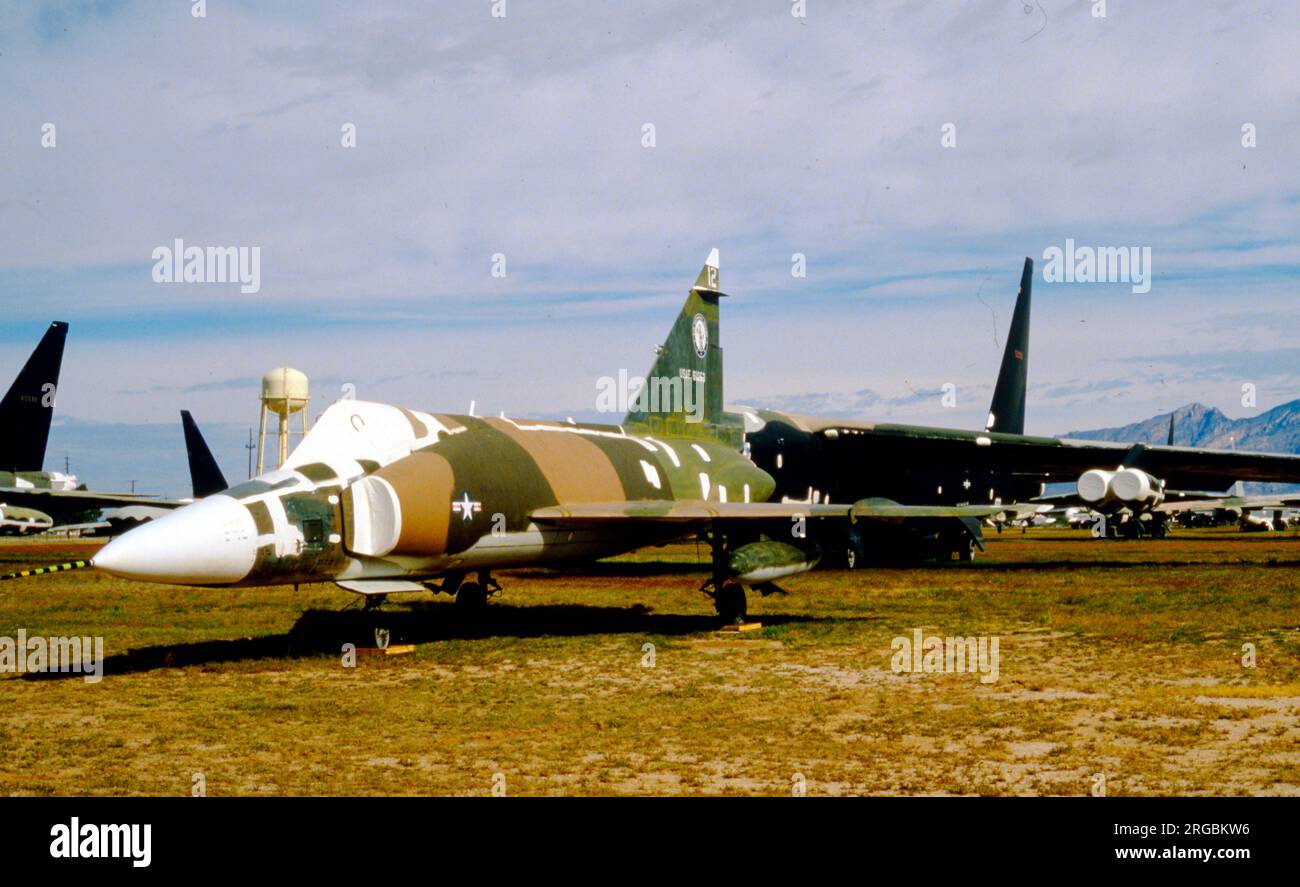 United States Air Force (USAF) - Convair F-102A-60-CO Delta Dagger 56-1053 (msn 8-10-10-270 Charge Nr. 11, Produktionsnummer 0332-G), am Luftwaffenstützpunkt Davis-Monthan zur Lagerung und Entsorgung. Stockfoto