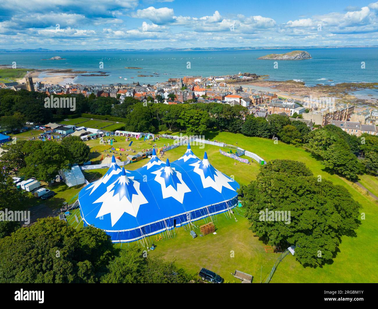 Luftaufnahme von North Berwick mit Big Top in the Lodge Gardens, Austragung des Fringe by the Sea Festivals 2023, East Lothian, Schottland, Großbritannien Stockfoto