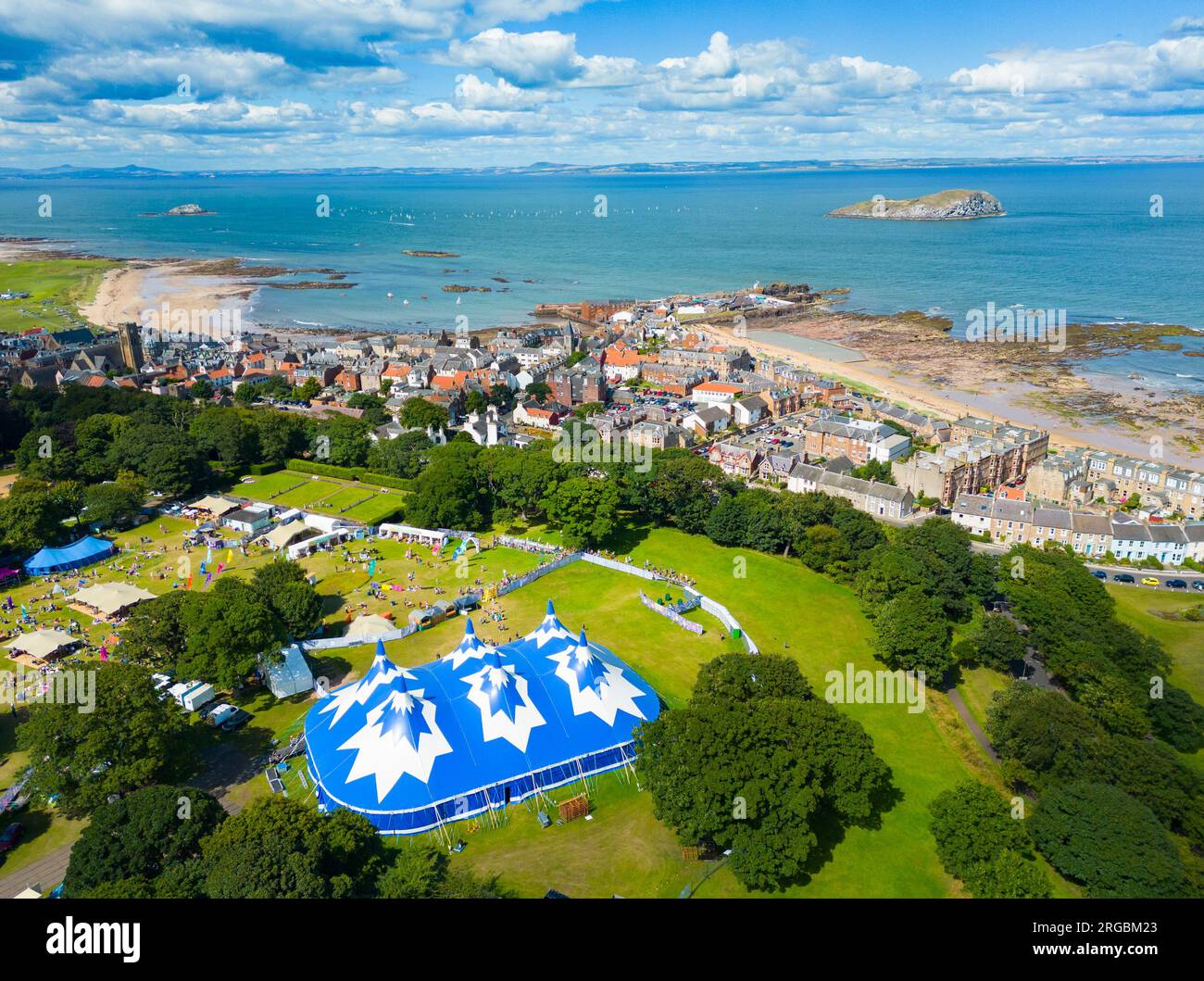 Luftaufnahme von North Berwick mit Big Top in the Lodge Gardens, Austragung des Fringe by the Sea Festivals 2023, East Lothian, Schottland, Großbritannien Stockfoto