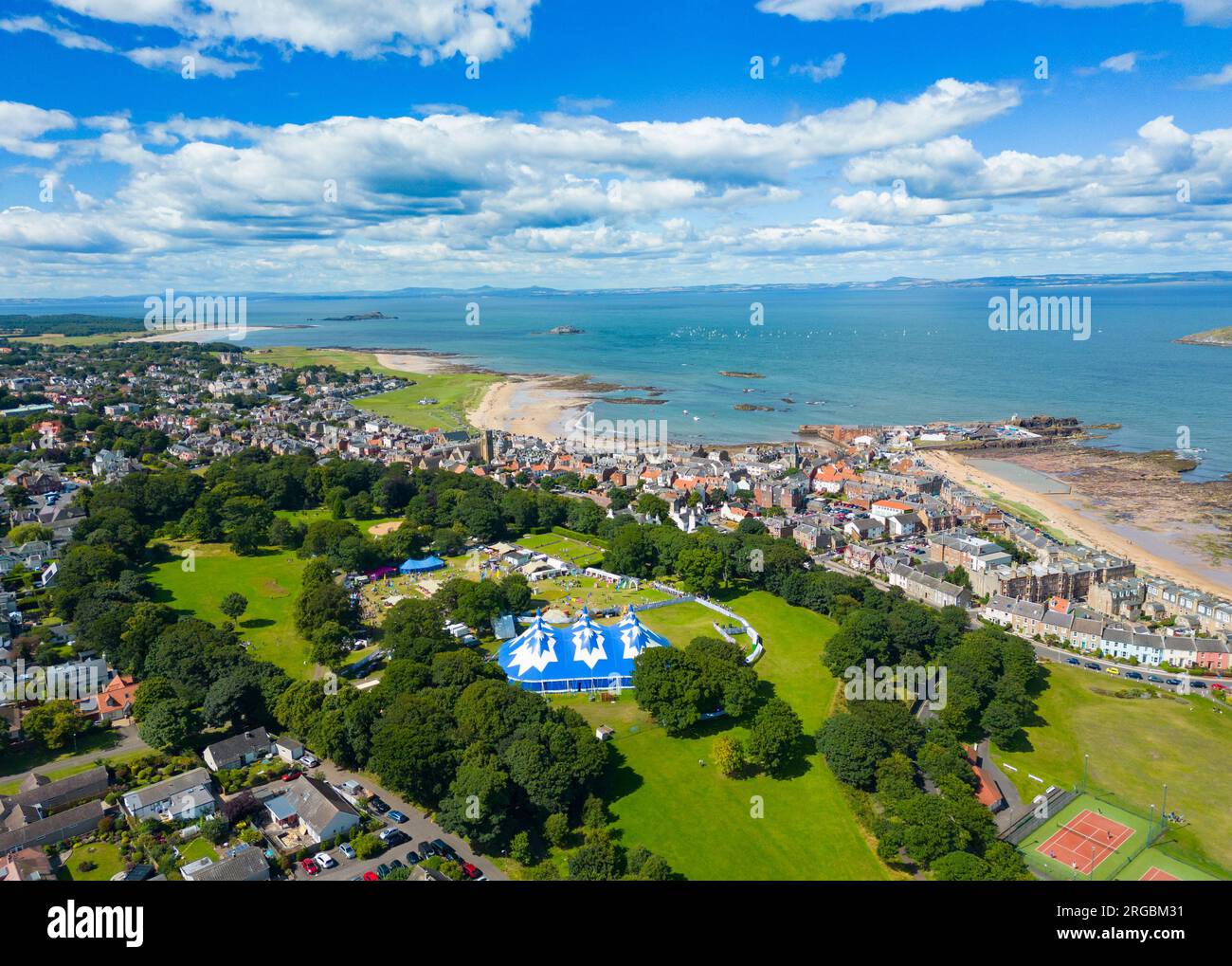 Luftaufnahme von North Berwick mit Big Top in the Lodge Gardens, Austragung des Fringe by the Sea Festivals 2023, East Lothian, Schottland, Großbritannien Stockfoto