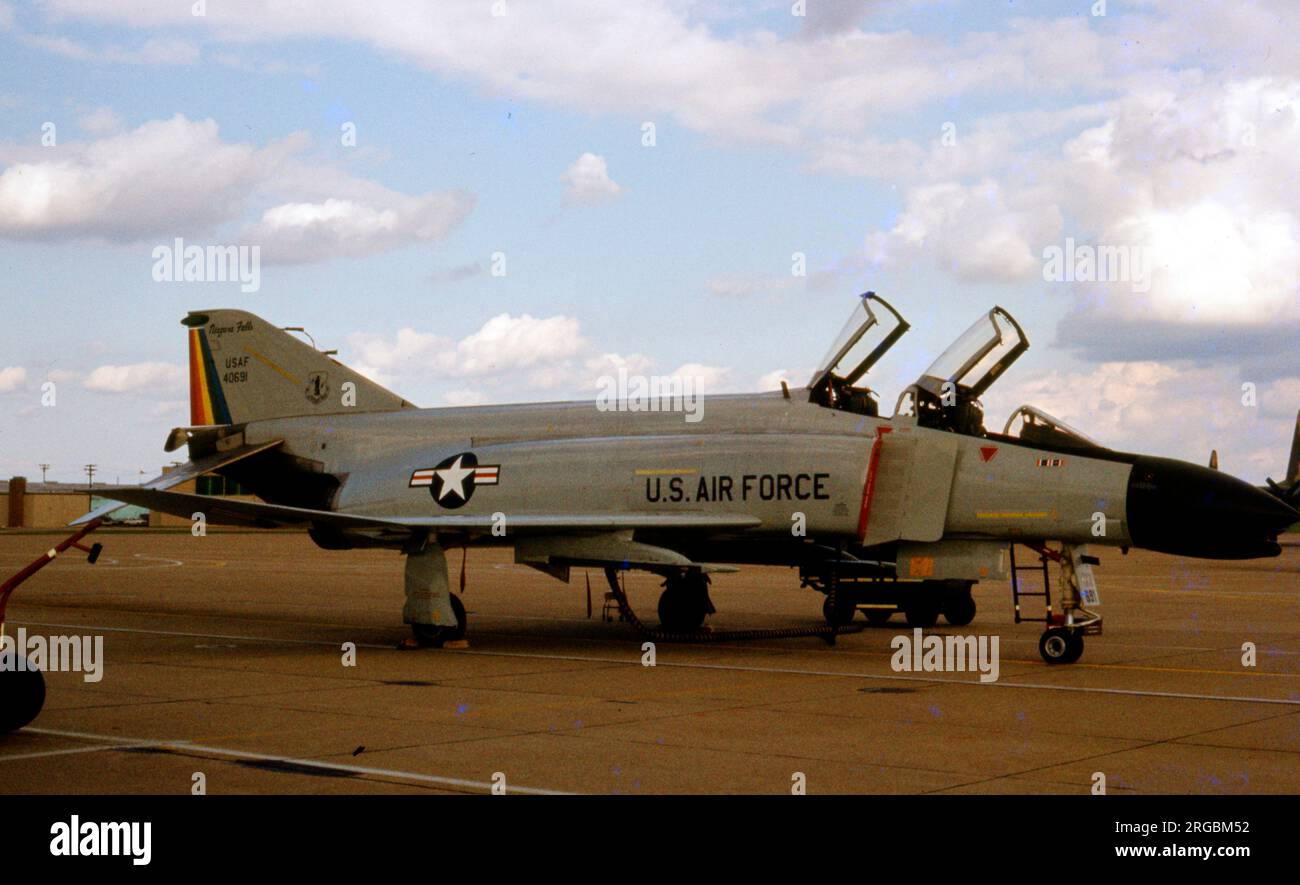United States Air Force (USAF) - McDonnell F-4D-22-MC Phantom 64-0691 (msn 832) der New York ANG 136. TFS/107. Fig, mit Sitz am Niagara Falls Airport. NY. Stockfoto
