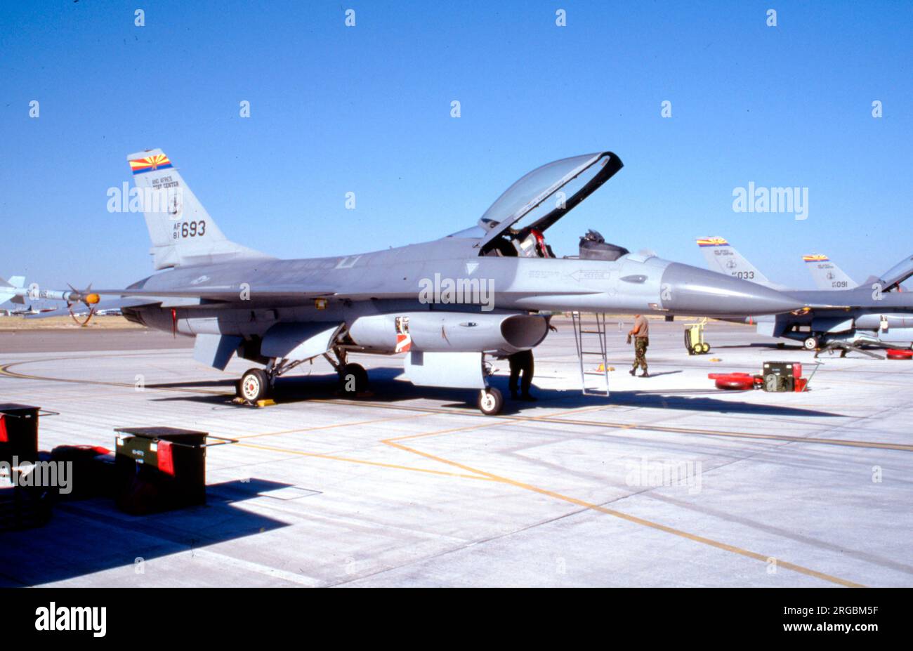 United States Air Force (USAF) - General Dynamics F-16A Block 15D Fighting Falcon 81-0693 (msn 61-374) der Arizona Air National Guard. Stockfoto