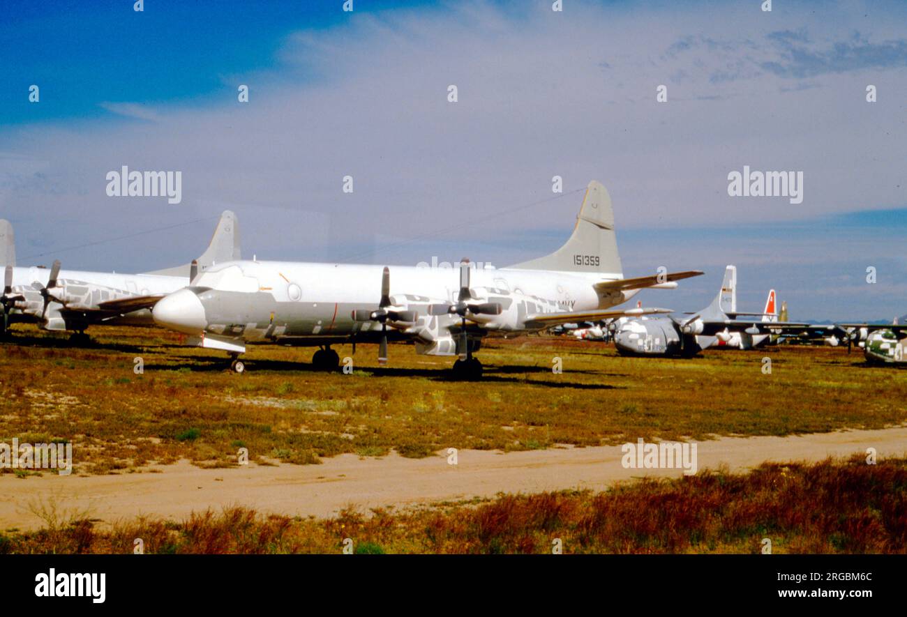 United States Navy (USN) - Lockheed P-3A-35-LO Orion 151359 (msn 185-5072) am Luftwaffenstützpunkt Davis-Monthan zur Lagerung und Entsorgung. (Später zu einem Feuerbomber umgewandelt, aber am 17. Oktober 1991 in einen Berg in Montana gestürzt). Stockfoto