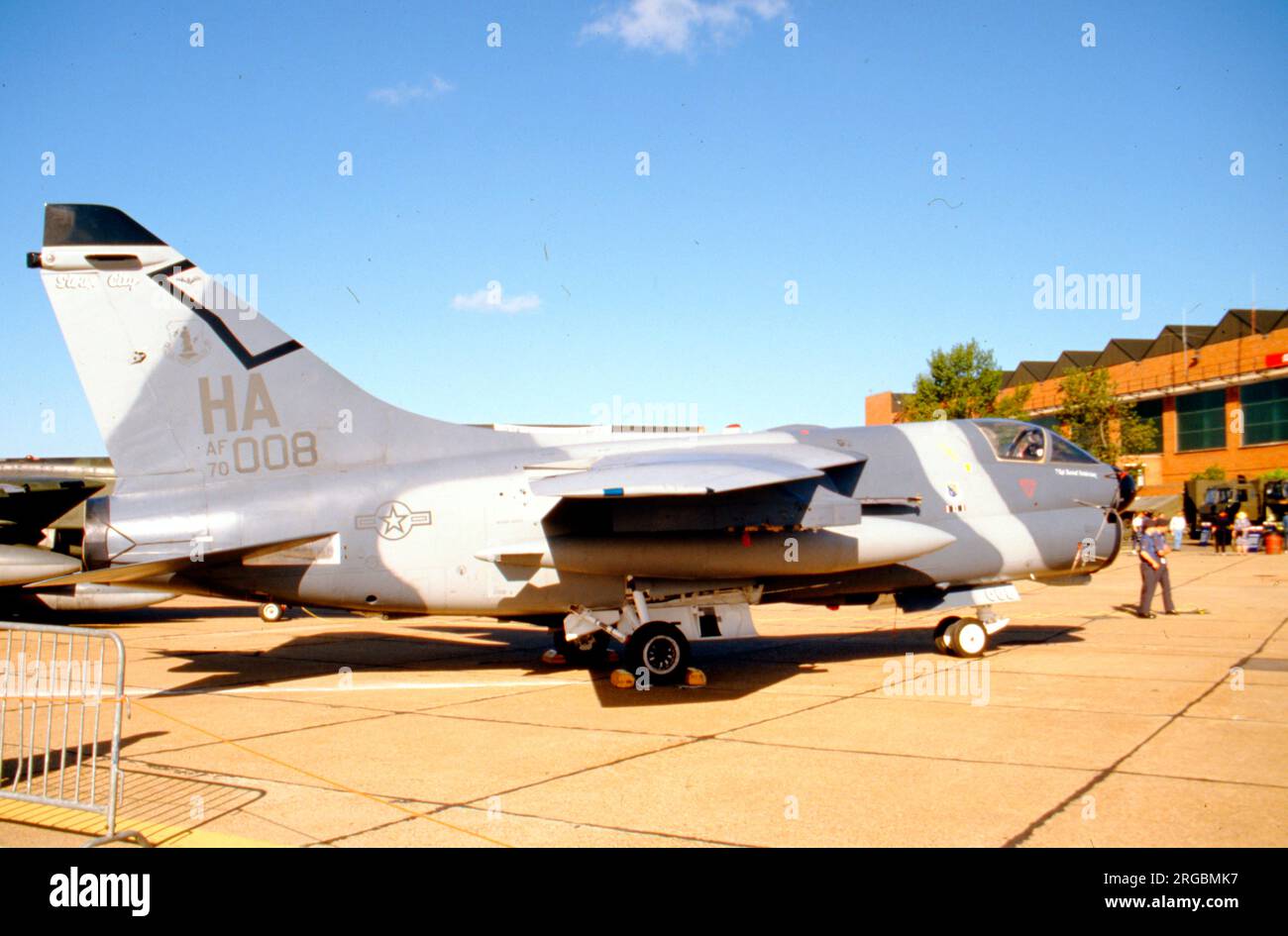 United States Air Force (USAF) - Ling-Temco-Vought A-7D-8-CV Corsair II 70-1008 (MSN D-154, Basiscode 'HA'), der 174. Taktischen Kampfgeschwader, der 185. Taktischen Kampfgruppe, iowa ANG in Sioux City. Gesehen auf der RAF Mildenhall Air Fete am 26. Mai 1990. Stockfoto