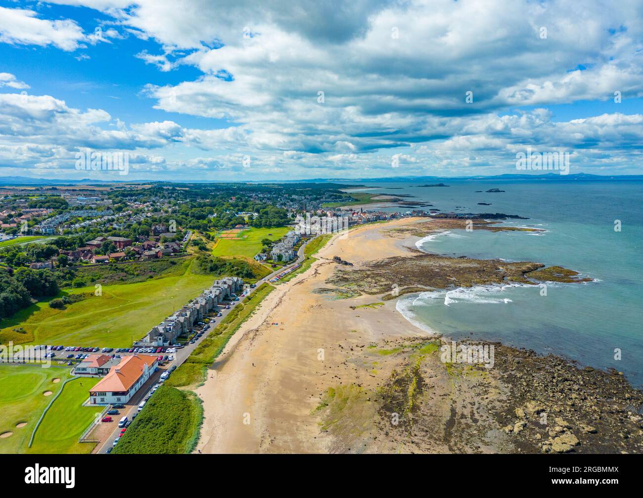 Luftaufnahme von der Drohne von North Berwick vom Glen Golf Club, East Lothian, Schottland, Großbritannien Stockfoto