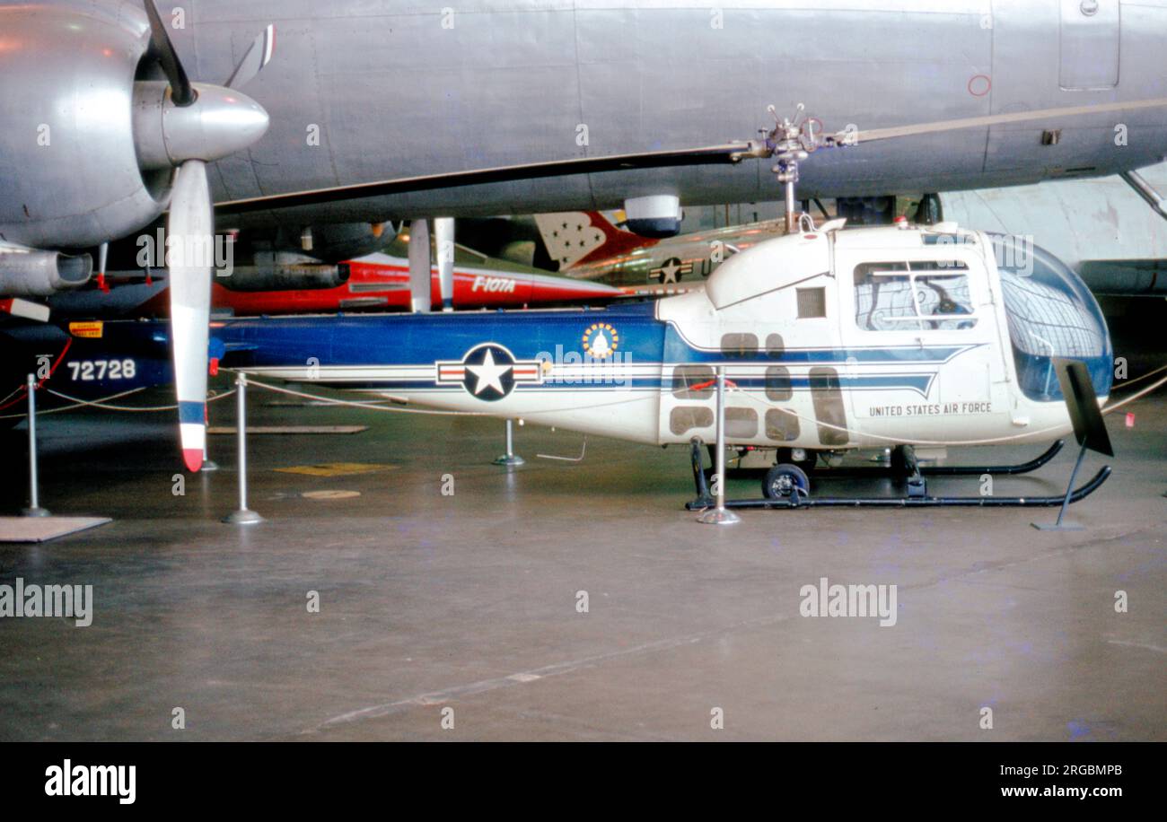 United States Air Force (USAF) - Bell H-13J-BF Sioux 57-2728 (MSN 1575). Ne von zwei H-13Js, die zur Verwendung durch Präsident Eisenhower gekauft wurden. Zugewiesen zum Präsidentenflug, National Airport, Washington DC. Dieses Flugzeug begleitete gewöhnlich das Schwesterschiff 57-2729, das den Präsidenten mit seinem Arzt und einem Secret Service Agent trug. Ausgestellt im National Museum of the USAF, auf dem Luftwaffenstützpunkt Wright-Patterson. Stockfoto