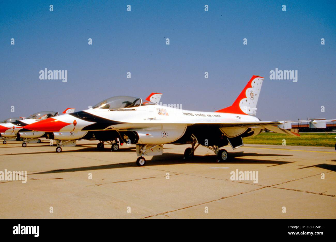 United States Air Force (USAF) - General Dynamics F-16A Fighting Falcon 'Thunderbird 2', vom Thunderbirds-Aerobatikteam. Stockfoto