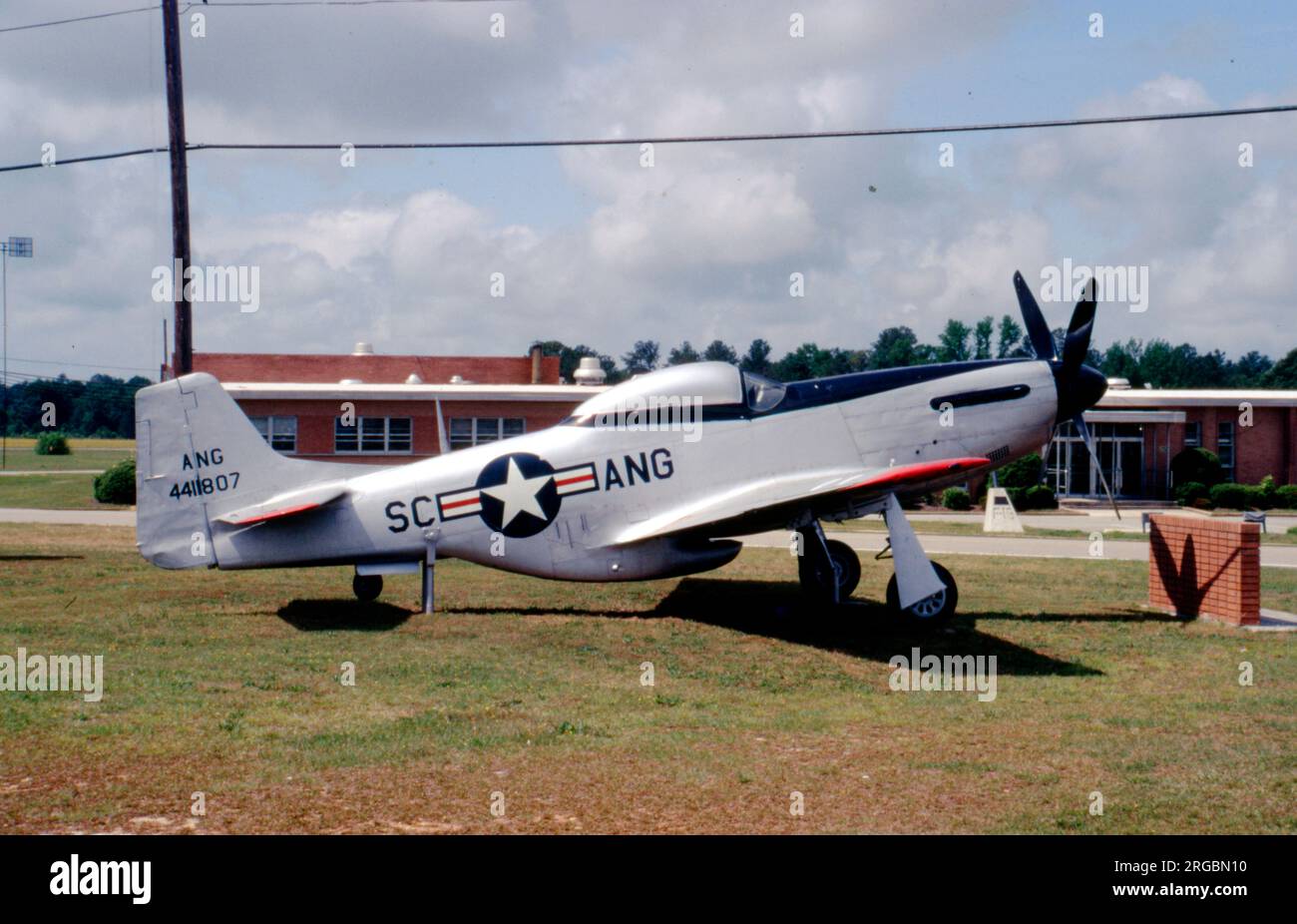 Nordamerikanischer P-51K-5-NT Mustang 44-11807 (MSN 111-29940), ausgestellt im 169. TFW Museum, McEntyre AFB, SC. Stockfoto