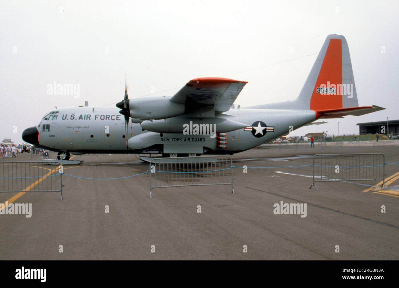 United States Air Force (USAF) - Lockheed LC-130H-LM Hercules 83-0490 (MSN 382-5007) mit dem Titel „Pride of Clifton Park“ im Einsatz mit dem 139. Airlift Squadron 109. Airlift Wing New York ANG. Gesehen auf der RAF Fairford am 30. Juli 1994 für das Royal International Air Tattoo. Stockfoto