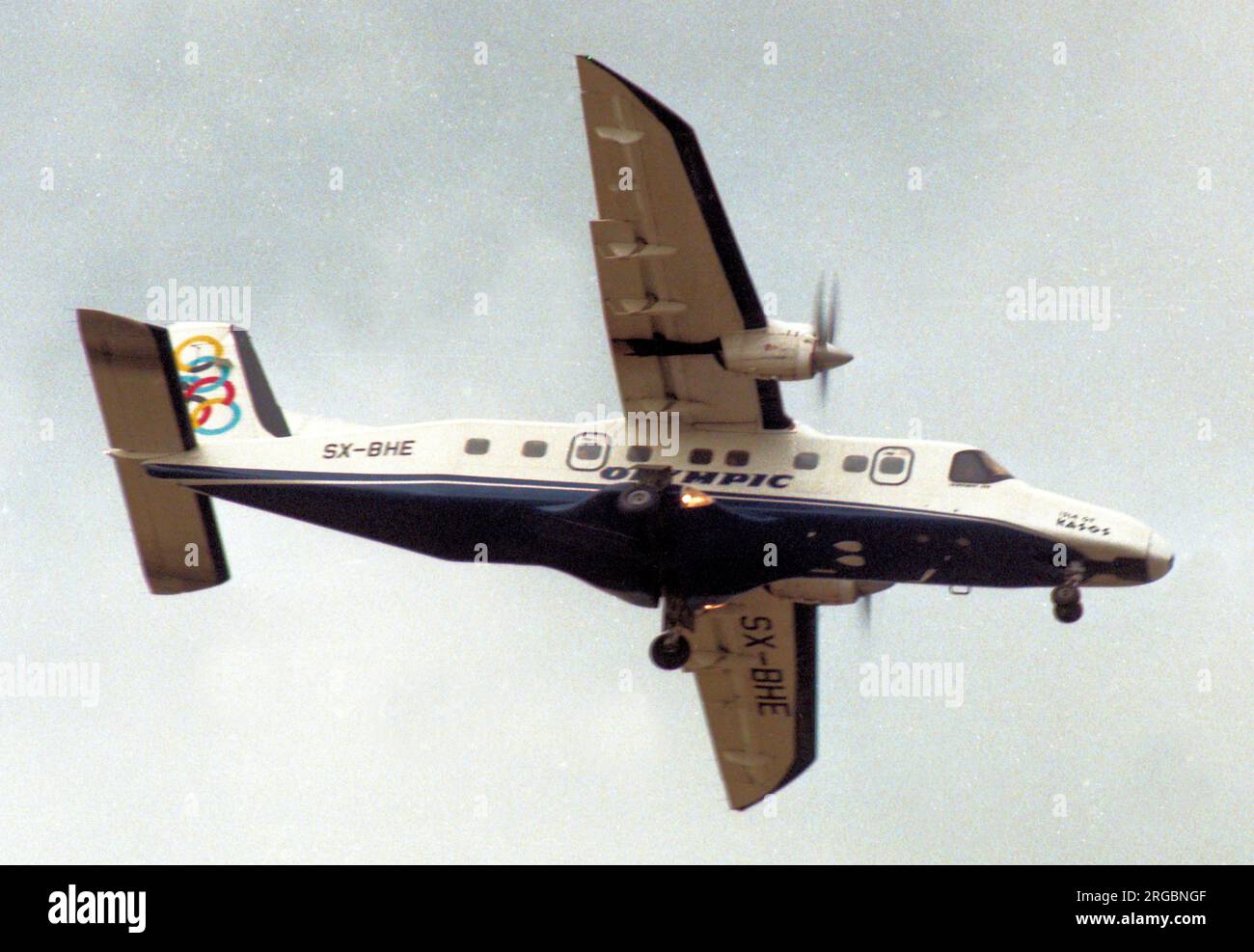 Dornier 228-201 SX-BHE (msn 8050) von Olympic Airlines auf dem Weg zum internationalen Flughafen Athen. Stockfoto