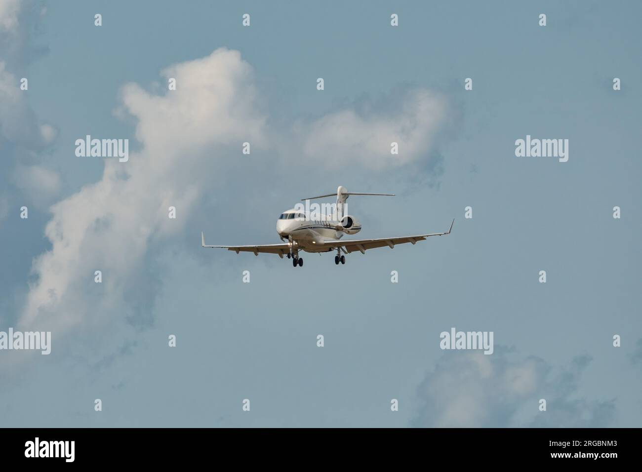 Zürich, Schweiz, 13. Juli 2023 HB-JGQ Bombardier Challenger 300 landet auf Landebahn 14 Stockfoto