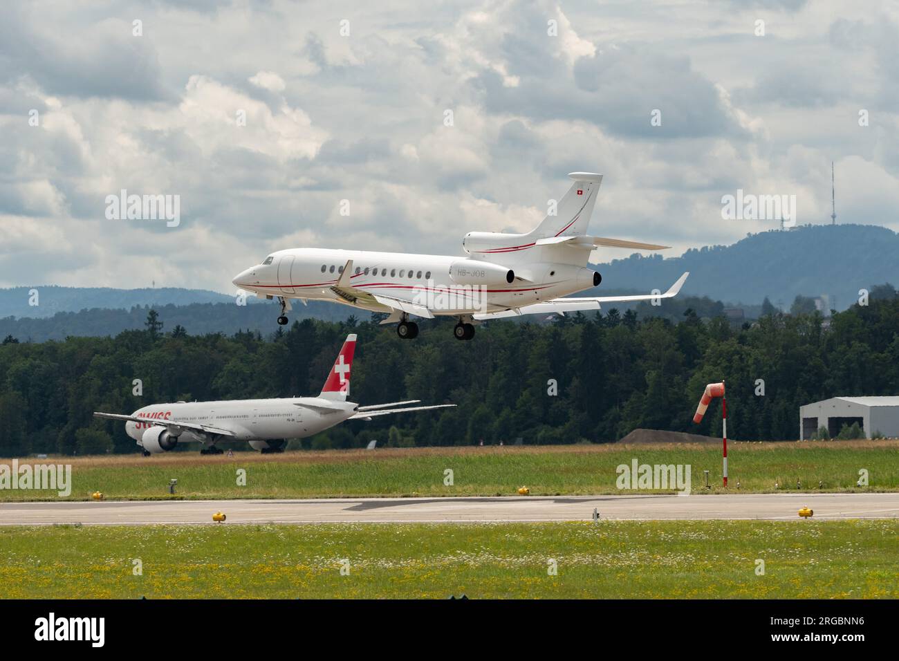 Zürich, Schweiz, 13. Juli 2023 HB-JOB Dessault Falcon 7X Flugzeug landet auf Landebahn 14 Stockfoto