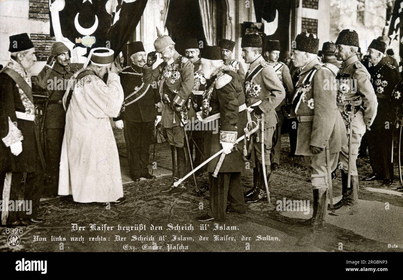 WW1 - der deutsche Kaiser Wilhelm II (1859-1941) trifft auf den Shaykh al-Islam (Urguplu Mustafa Hayri Efendi 1867-1922) (Elder of Islam, Meister des Islam), steht neben Sultan Mehmed V (Mehmed Resad) (1844-1918) und dem Kriegsminister des Osmanischen Reiches Enver Pasha (1881-1922). Stockfoto