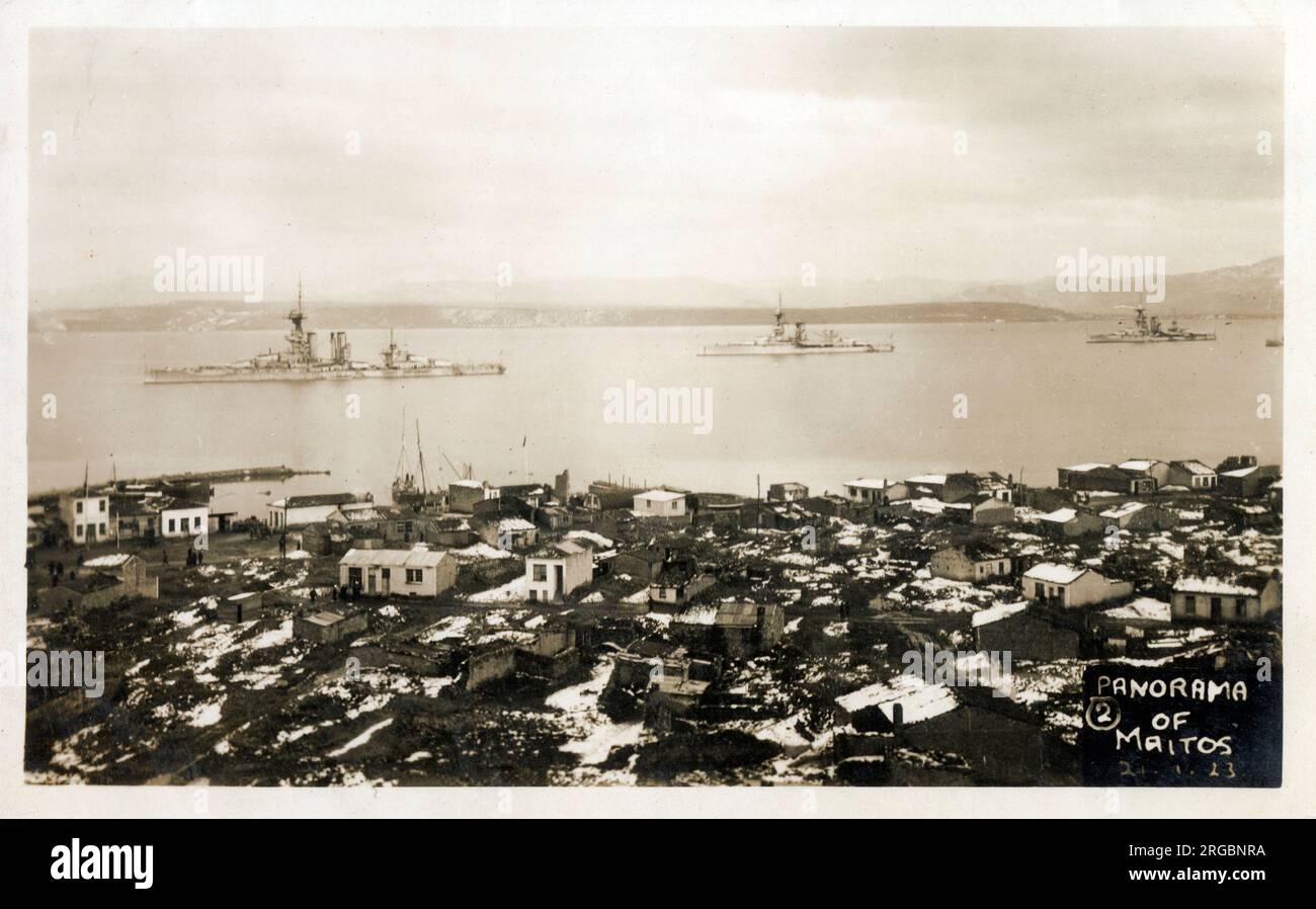 Maitos, Chanakkale - Türkei - Panorama mit Royal Navy Ships (von links): HMS Kaiser von Indien, HMS Centurion und HMS Benbow Stockfoto