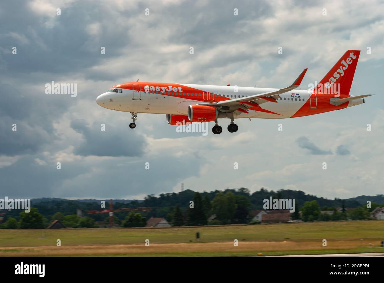 Zürich, Schweiz, 13. Juli 2023 Flugzeug OE-IJK Easy Jet Airbus A320-214 landet auf Landebahn 14 Stockfoto