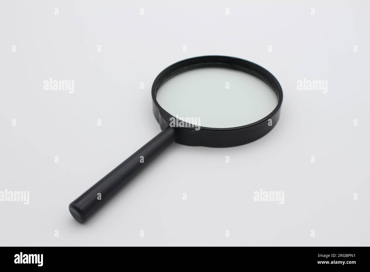 Schwarze Lupe mit weißem Hintergrund Stockfoto