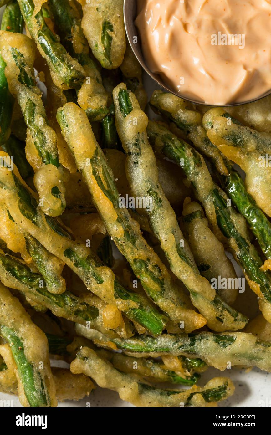 Hausgemachte, frittierte grüne Bohnen mit Dippsoße Stockfoto