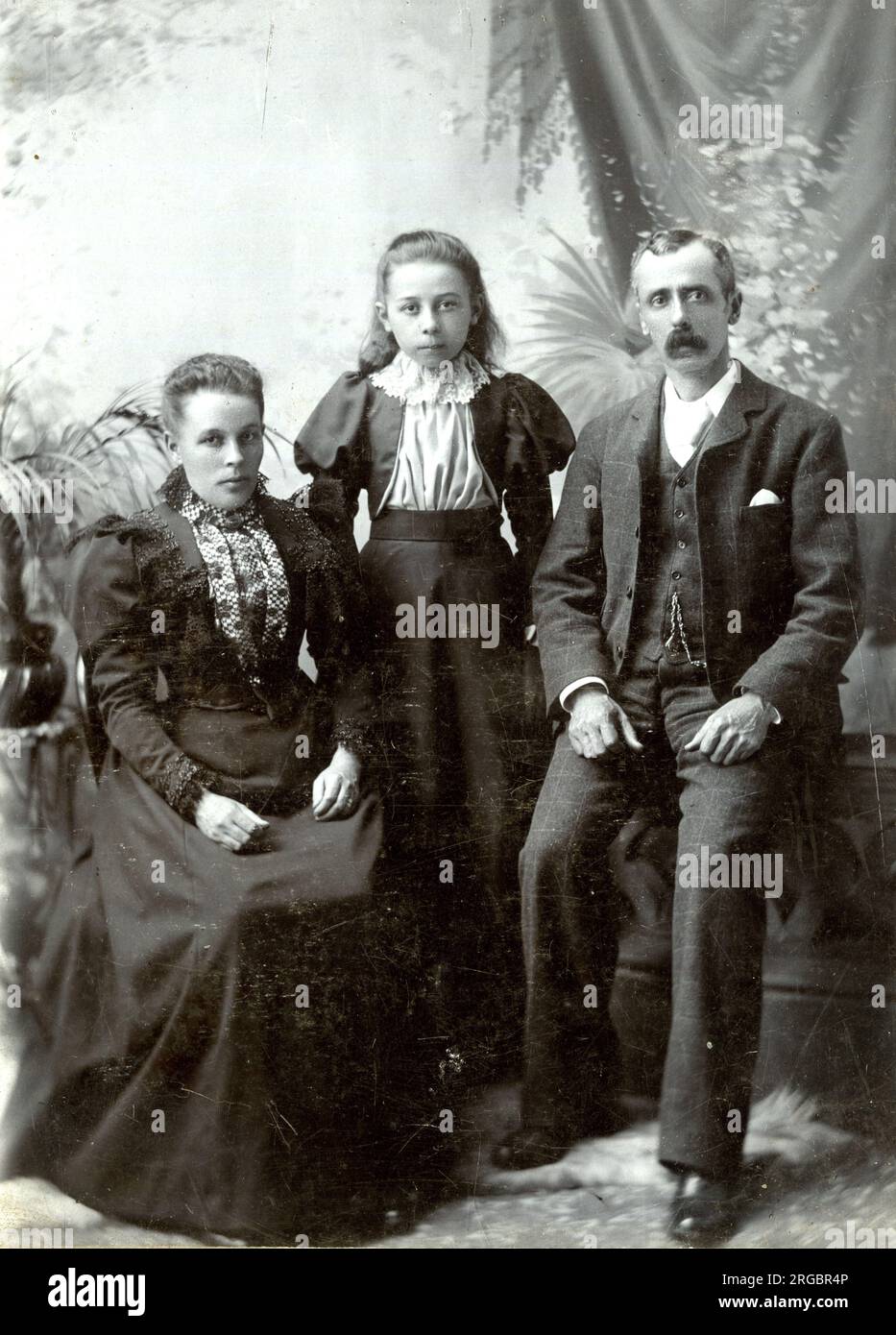 Eine dreiköpfige Familiengruppe auf einem Schrankfoto Stockfoto