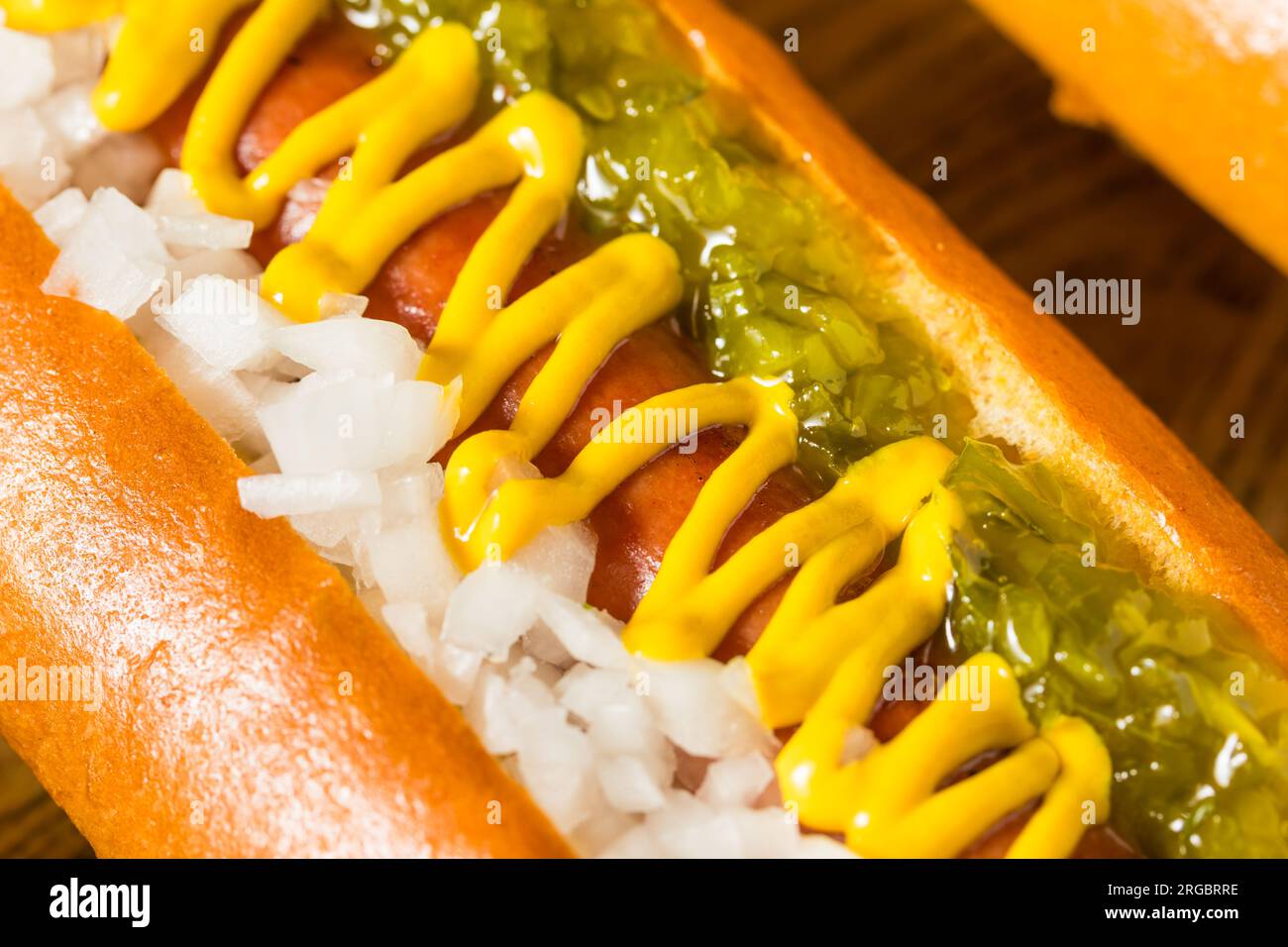Gegrillter Hot Dog mit SenfRelish und Zwiebeln Stockfoto