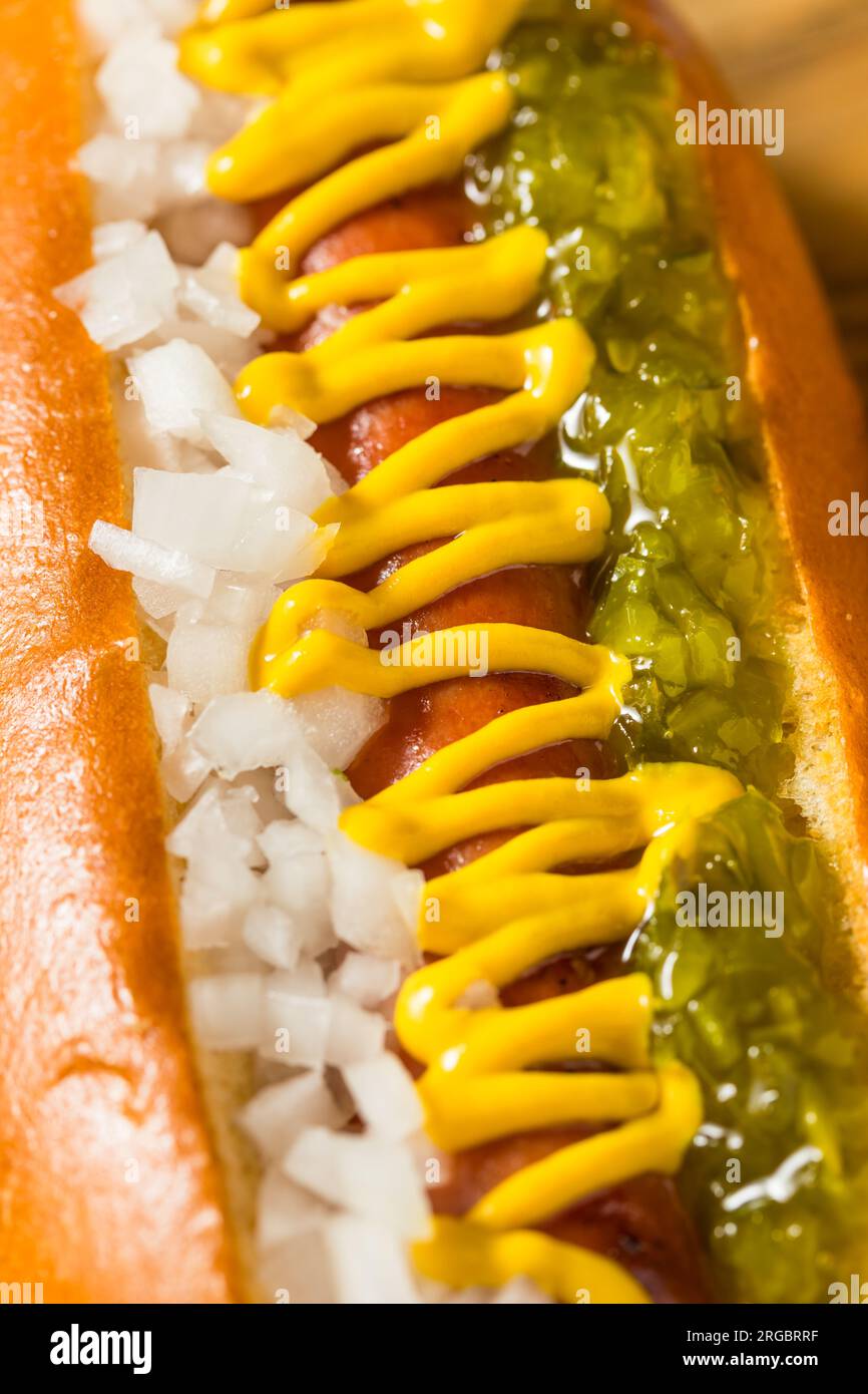 Gegrillter Hot Dog mit SenfRelish und Zwiebeln Stockfoto