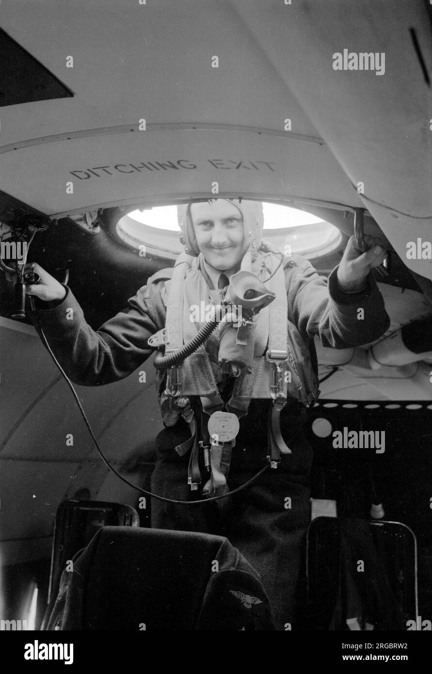 Royal Air Force - Navigator steht am Astrodome von Vickers Varsity T.1 WJ949, im April 1961. Stockfoto
