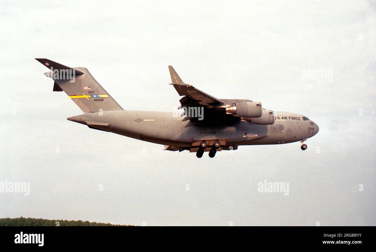 United States Air Force - McDonnell Douglas C-17A Lot II Globemaster III 94-0068 (msn 50028, Liniennummer F27), im Anflug auf RAF Mildenhall ca. Februar 1999. Stockfoto