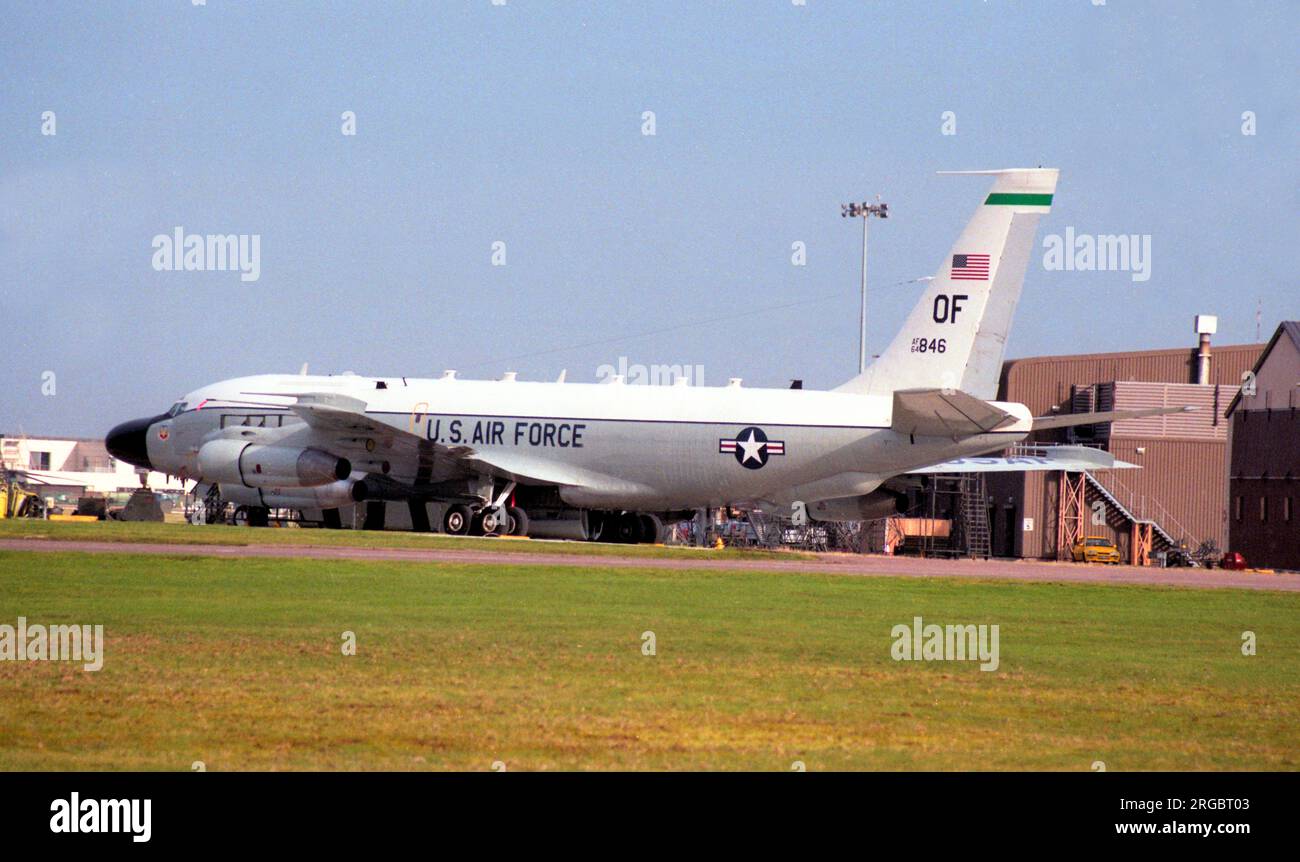 United States Air Force - Boeing RC-135V Rivet Joint 64-14846 (MSN 18786), ein hochspezialisiertes Sammelflugzeug für Signale und Kommunikation, auf der RAF Mildenhall um Januar 1999. Stockfoto
