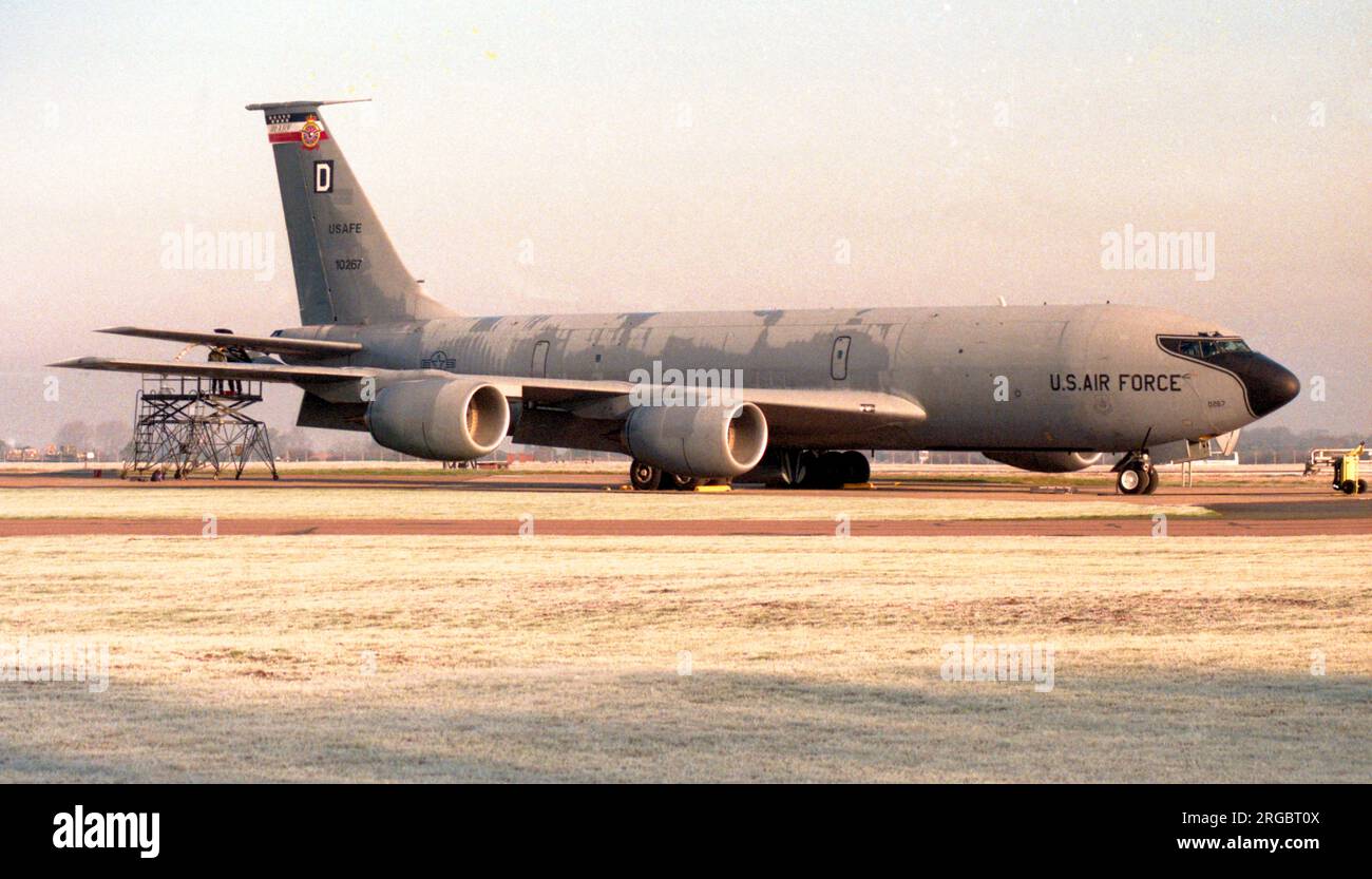 United States Air Force - Boeing KC-135R Stratotanker 61-0267 (msn 18174), auf der RAF Mildenhall, im Januar 1999, mit einem Drogue-Verlängerungsschlauch am Betankungsausleger, der es ermöglicht, Flugzeuge anderer Länder zu betanken. Stockfoto