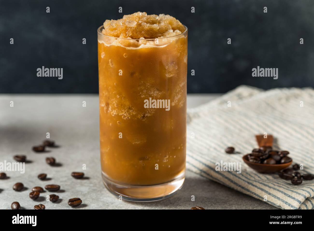 Hausgemachter Sweet Frozen Iced Coffee in a Glass Stockfoto