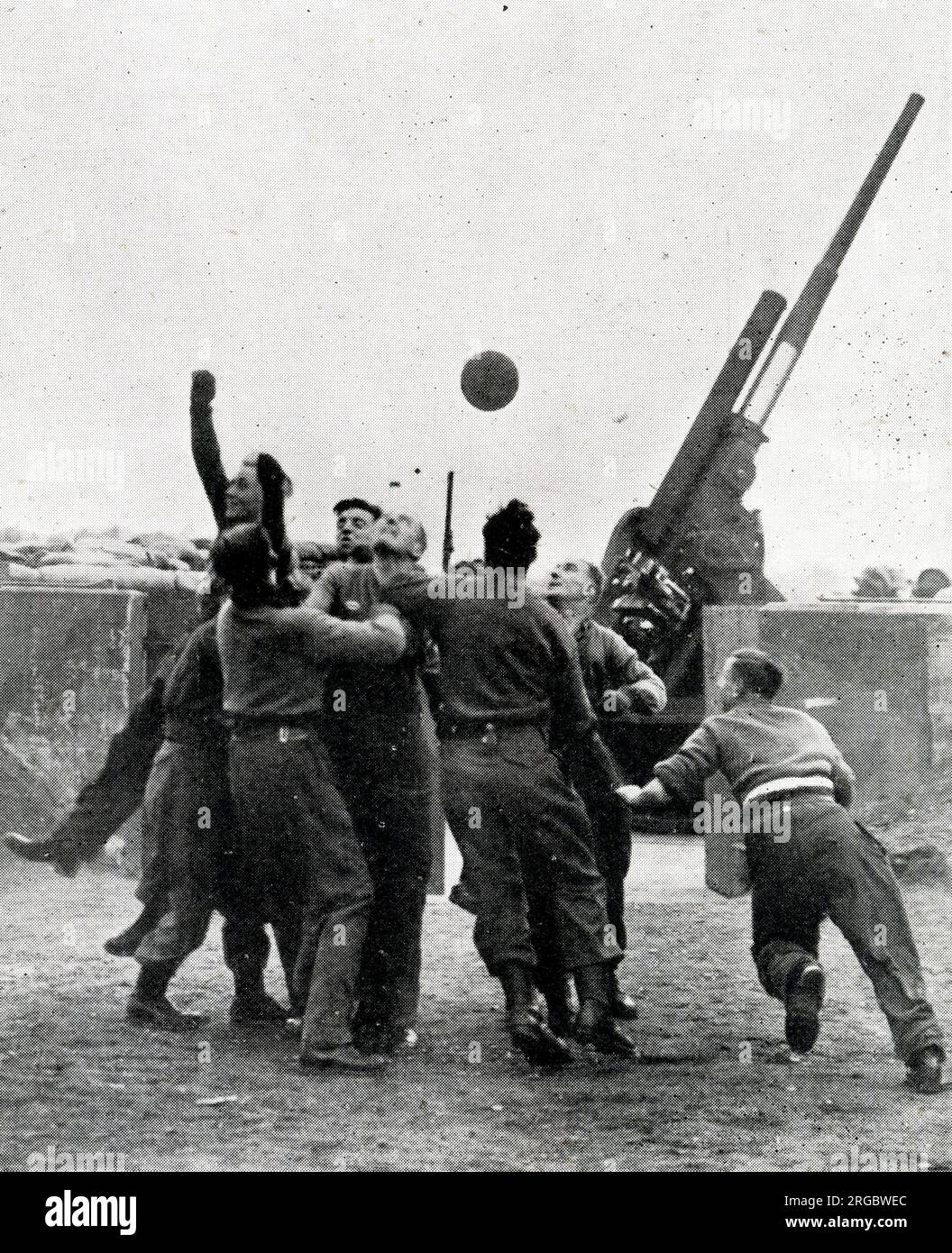 Die Flugabwehrmannschaft spielt Fußball zwischen Alarmbereitschaft, 2. Weltkrieg Stockfoto