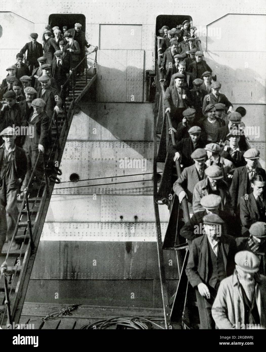Einige der Tausenden von Schiffbauern in Glasgow, die RMS Queen Mary für das Meer bereit machen Stockfoto
