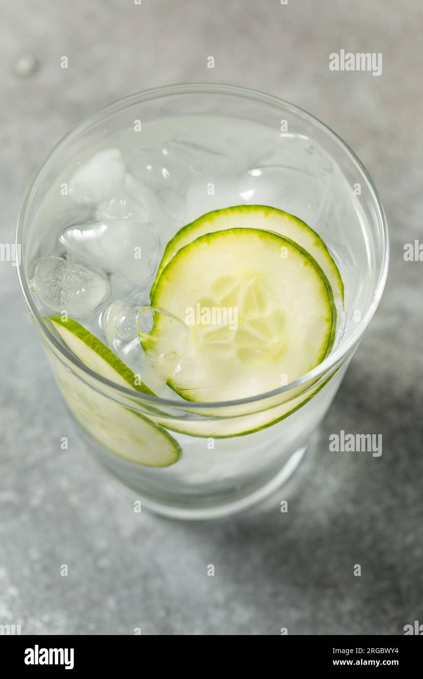Kaltes, klares, erfrischendes Gurkenwasser mit Eis Stockfoto