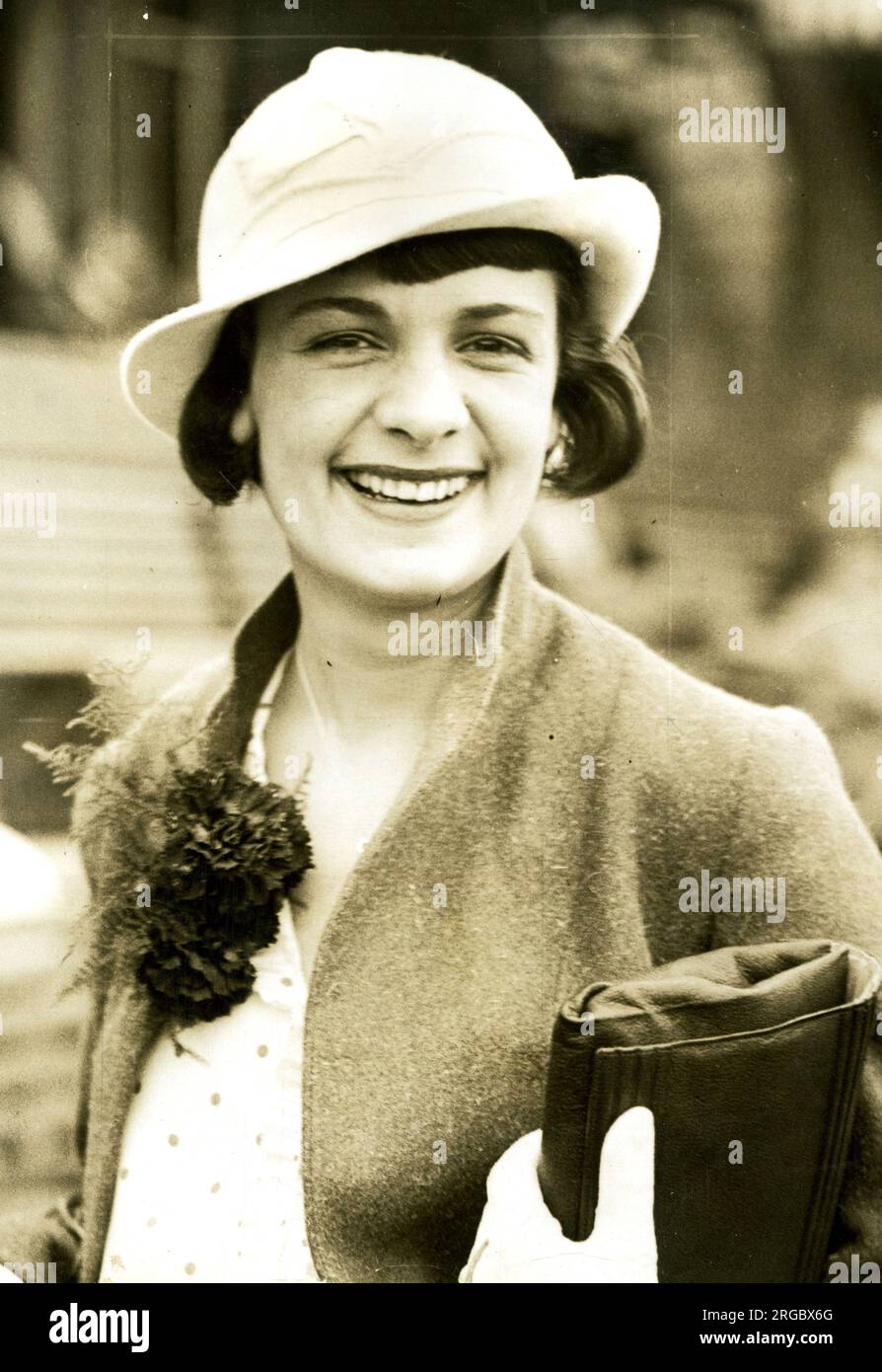 Die neueste Damenmode im Juli 1931, weiße Bowler-Mütze aus Filz Stockfoto