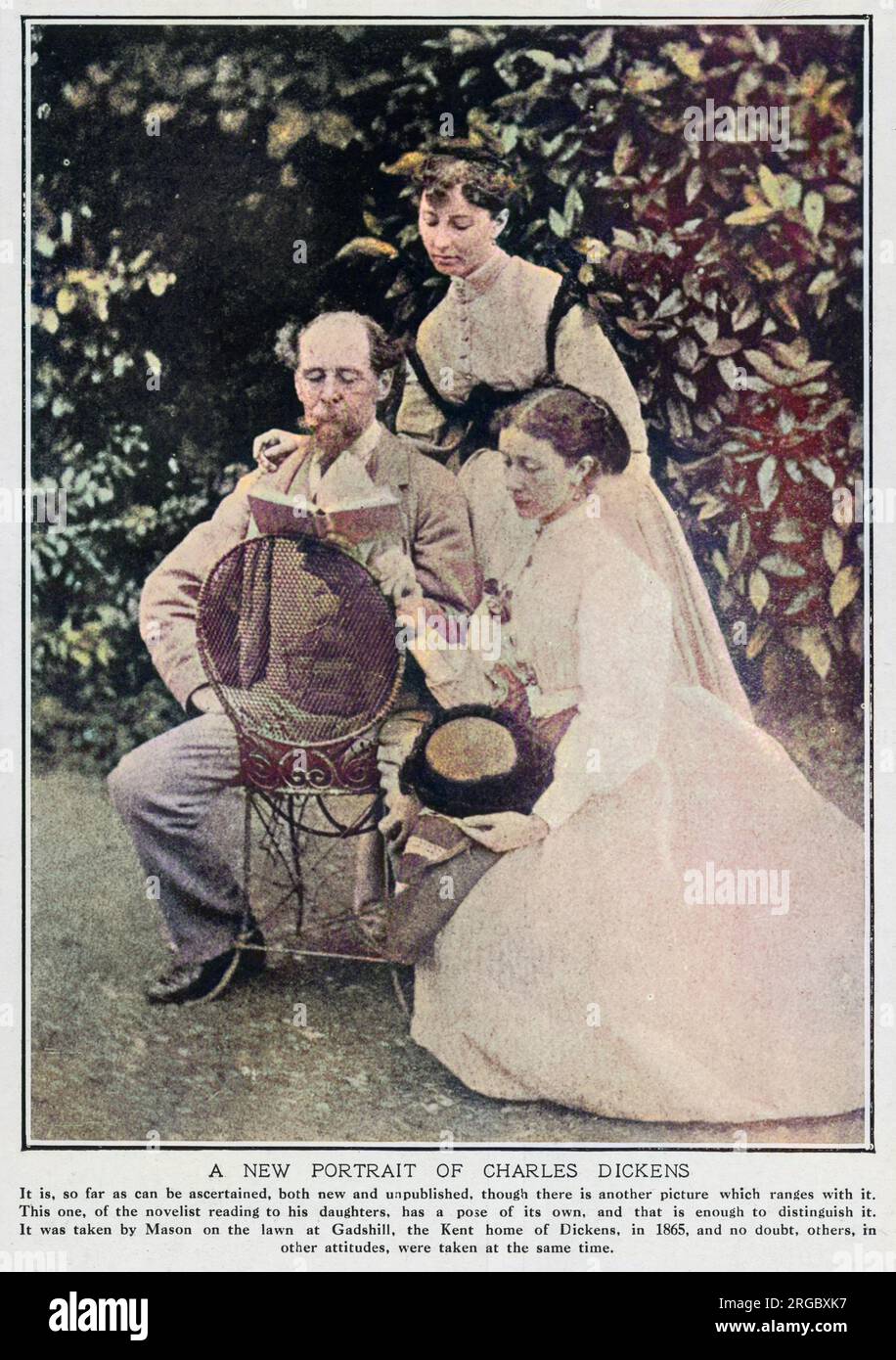 CHARLES DICKENS (1812-1870), englischer Schriftsteller in seinem Haus in Gadshill in Kent, mit seinen Töchtern Kate (stehend) und Mary (sitzend). Stockfoto