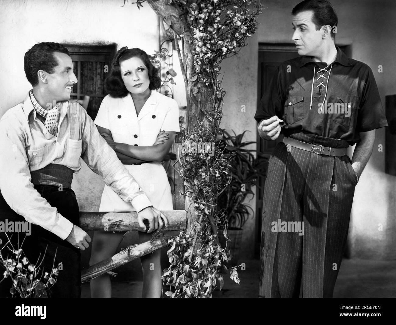 Francisco Flores del Campo, Lili Damita, Fred Keating, am Drehort des Films, „Devil on Horseback“, Grand National Films, 1937 Stockfoto