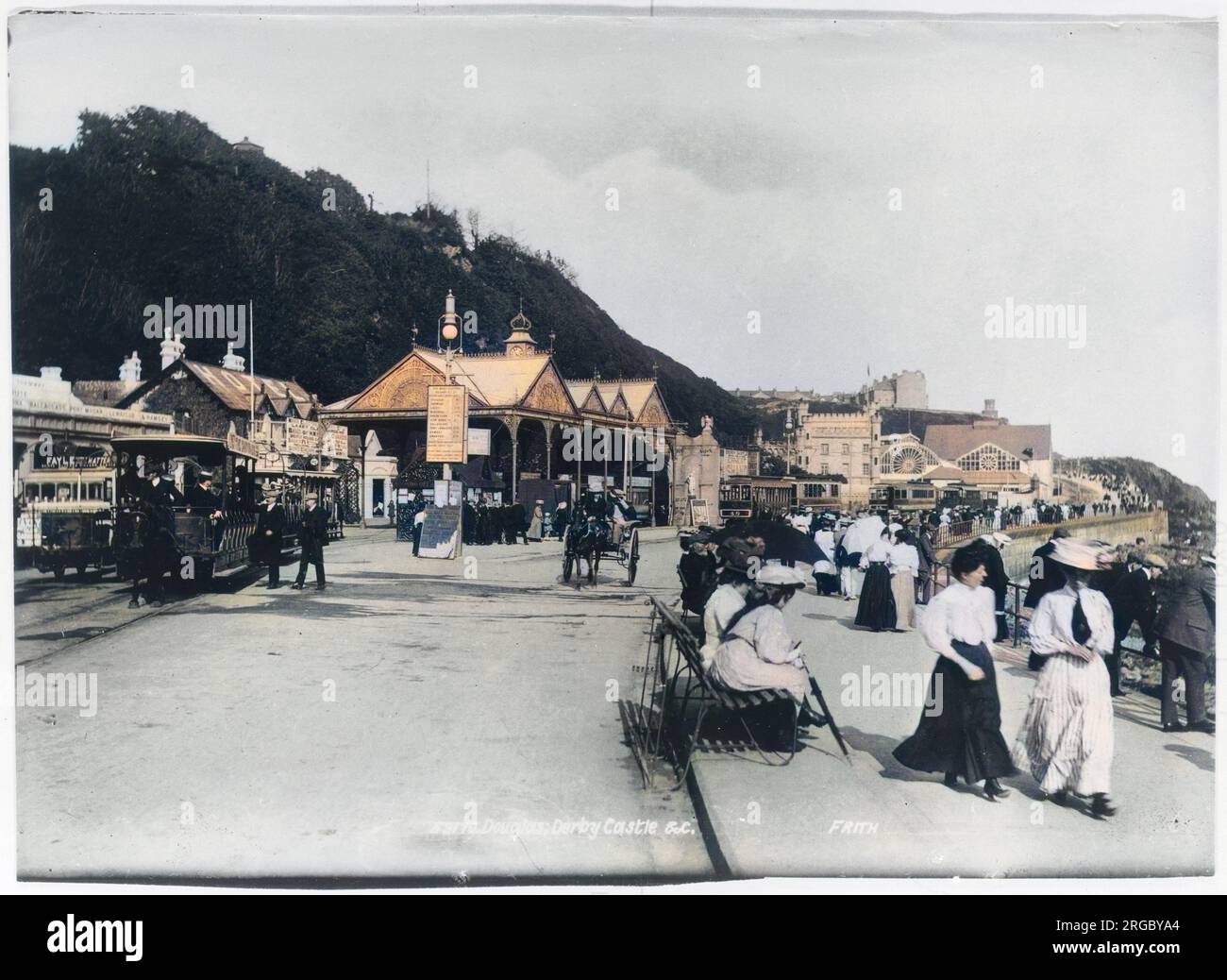 Urlauber genießen einen Spaziergang entlang der Promenade von Douglas, Isle of man. Stockfoto
