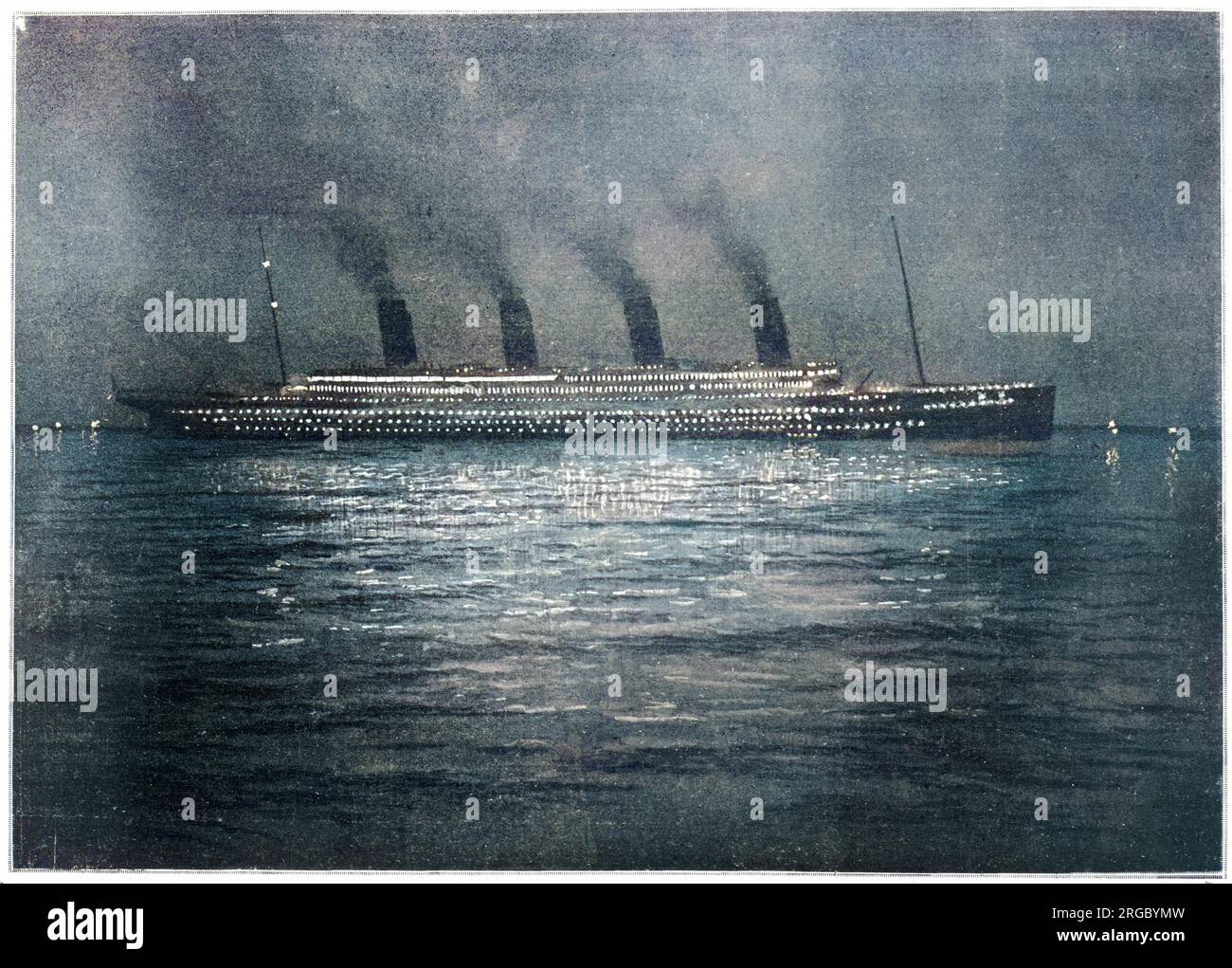 Die SS Titanic wurde bei einem Besuch in Cherbourg am Abend des 10. April 1912 bei Nacht gesehen. Stockfoto