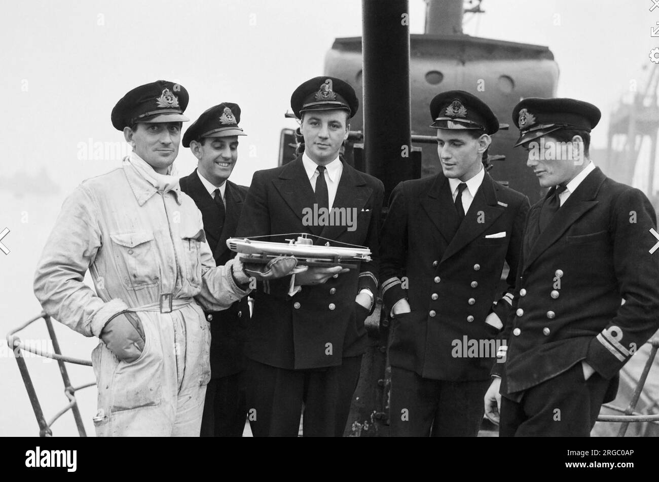 OPERATION N HACKFLEISCH 1943 die Offiziere von HMS Seraph, dem U-Boot, das Martins Leiche nach Spanien transportierte, fotografierten im Dezember 1943 mit dem befehlshabenden Offizier Leutnant N Jewell MBE Zweiter von rechts. Sie bewundern das Modell ihres U-Boots, hergestellt von Warrant Engineer M Stevenson DSC links Stockfoto