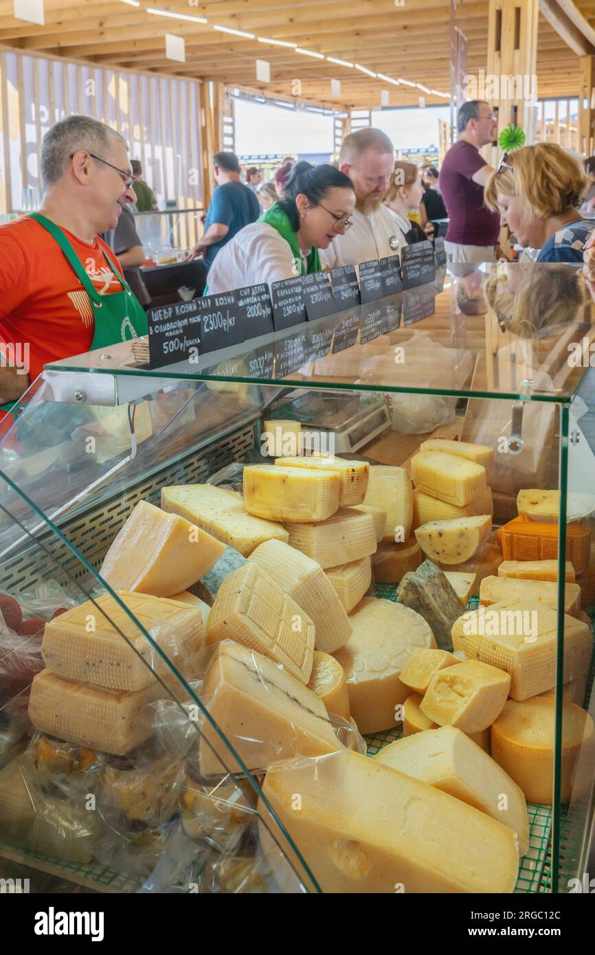 Istra, Russland, 04. August 2023. Bauern verkaufen Käse aus eigener Produktion. Käsemesse mit Bauernprodukten Käse Pir mir in Istra. Stockfoto
