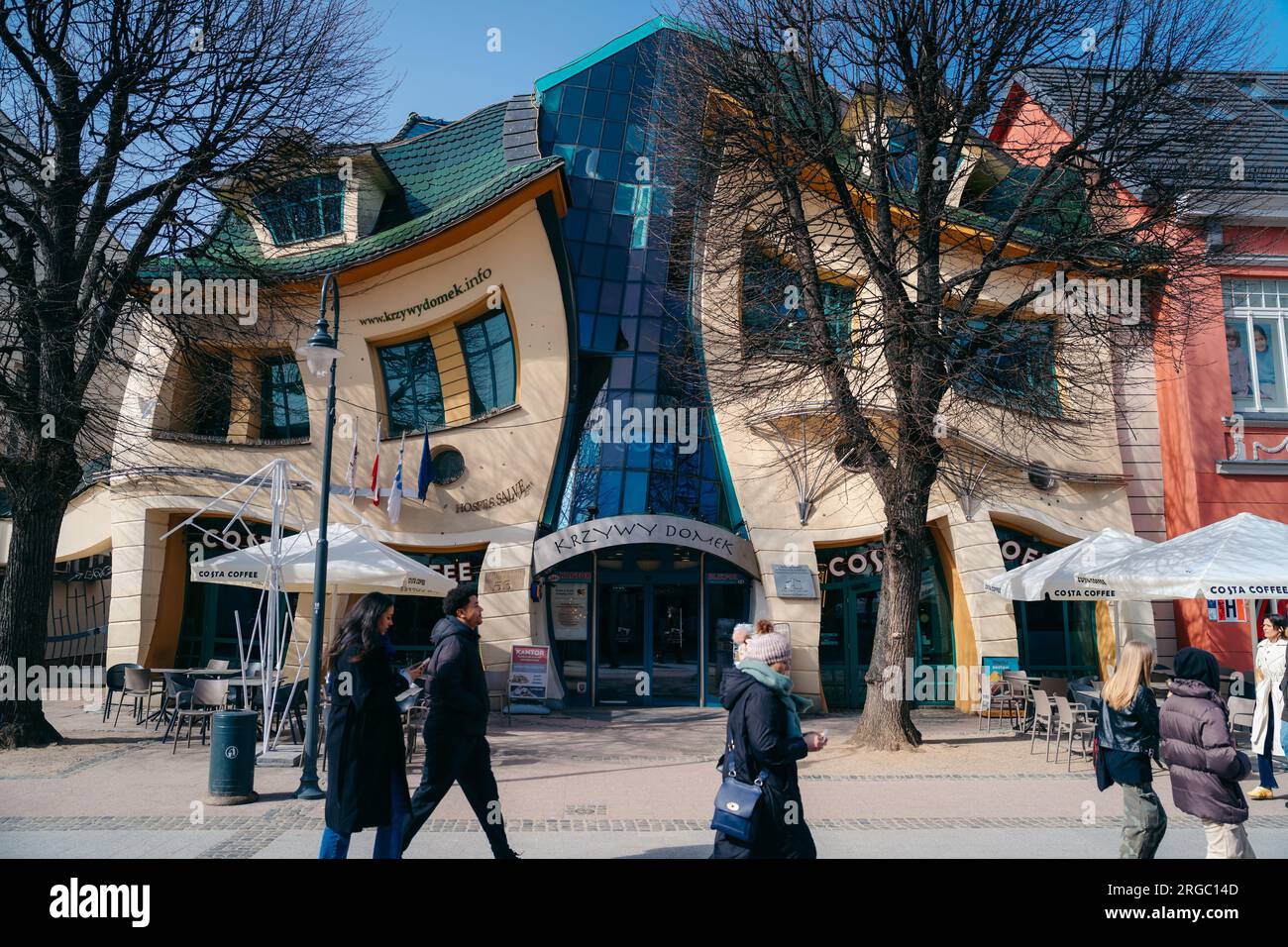 5.4.2023 Sopot, Danzig, Polen. Krzywy Domek ist eine skurrile Attraktion in Sopot, Polen, ein schiefes Haus mit surrealer Architektur, das Besucher fesselt Stockfoto