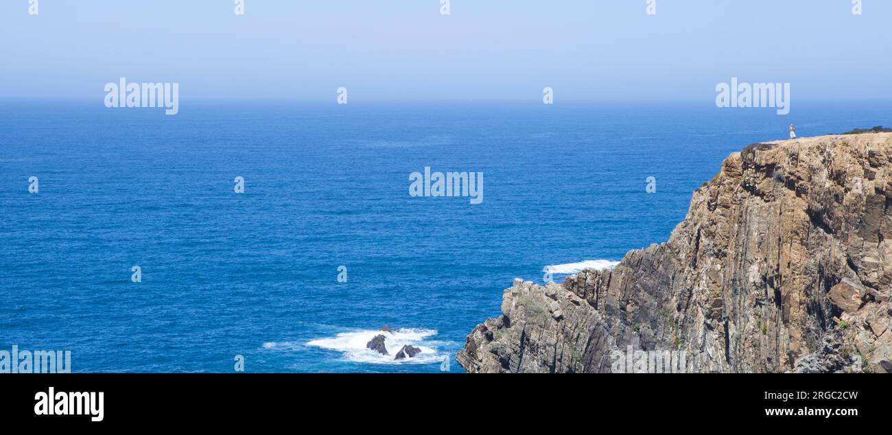 Besucher beobachten das Meer von der Klippe der Küste von Cabo Sardao, Ponta do Cavaleiro, Sao Teotonio, Portugal Stockfoto