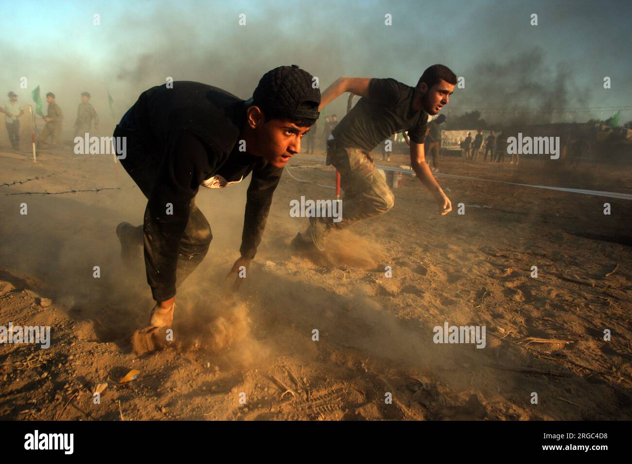 Junge Palästinenser demonstrieren ihr Können bei einer militärischen Übung in einem von der bewaffneten Hamas organisierten Sommerlager in Khan Younis im südlichen Gazastreifen am Dienstag, den 8. August 2023.Foto von Ismael Mohamad/Credit: UPI/Alamy Live News Stockfoto