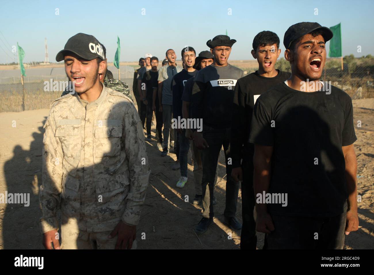 Junge Palästinenser demonstrieren ihr Können bei einer militärischen Übung in einem von der bewaffneten Hamas organisierten Sommerlager in Khan Younis im südlichen Gazastreifen am Dienstag, den 8. August 2023.Foto von Ismael Mohamad/Credit: UPI/Alamy Live News Stockfoto