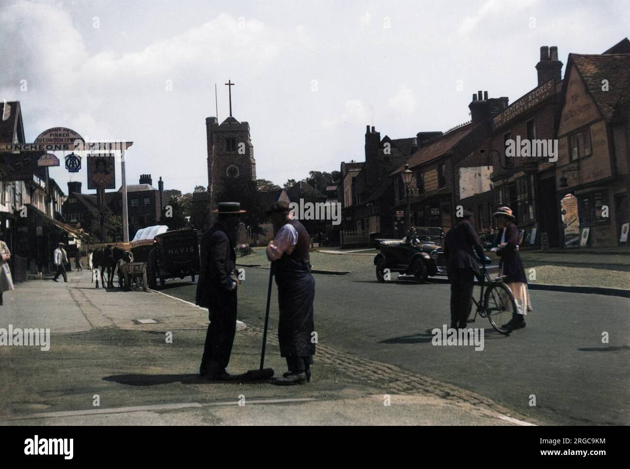 Die Hauptstraße von Pinner, Middlesex, zeigt den Queen's Head und bietet Mittagessen und Tee. Draußen steht ein Hovis-Van. Stockfoto